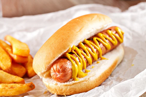 Finom hotdog és sült krumplival — Stock Fotó