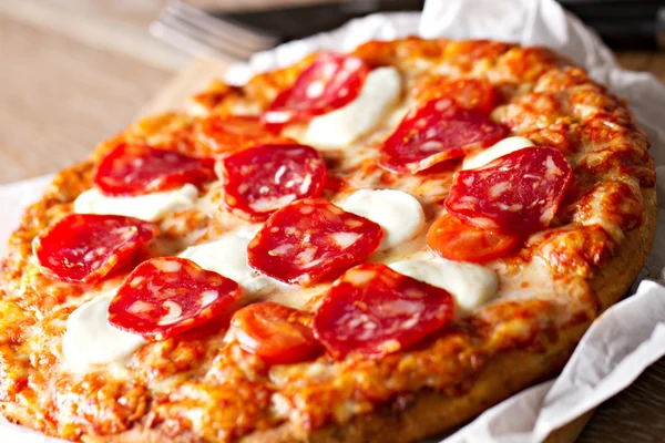 Pizza de pepperoni italiano — Fotografia de Stock