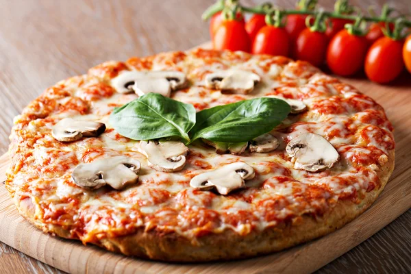 Pizza met paddestoelen en basilicum — Stockfoto