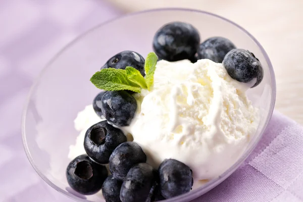 Helado con arándanos frescos — Foto de Stock