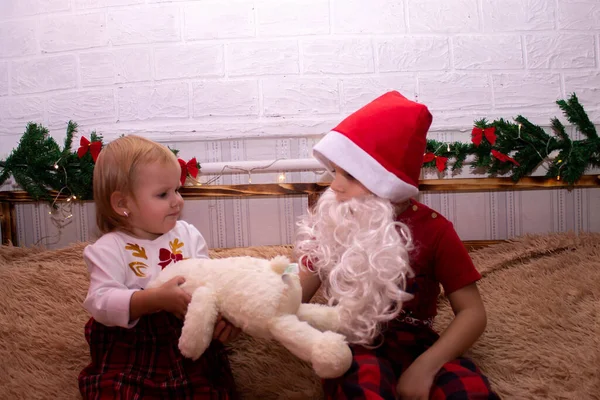 Slav görünümlü kız ve erkek kardeşler oyuncak için tartışıyorlar. Oğlan güler kız tatmin olmaz. Erkek kardeşim oyuncağı kız kardeşinden alıyor. Çocuklar için yeni yıl hediyeleri