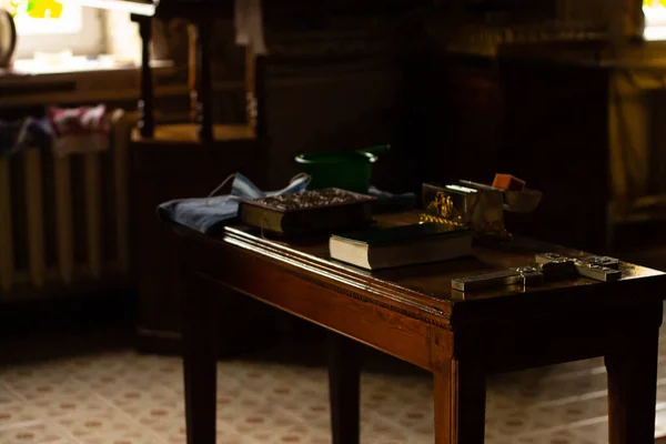 İncil okuma masası, vaftiz için hazırlanıyor.