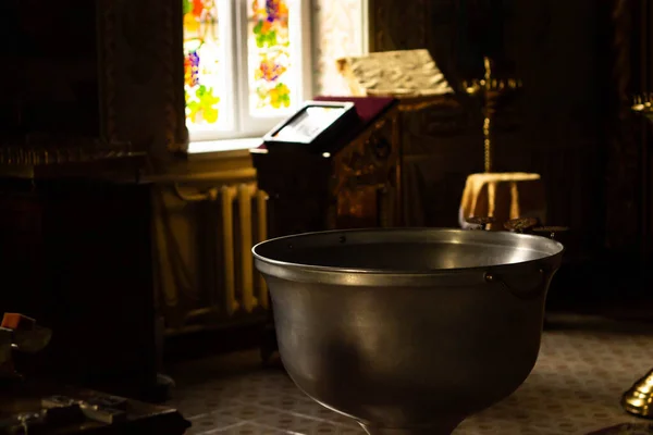 Kilisede vaftiz için yazı tipi