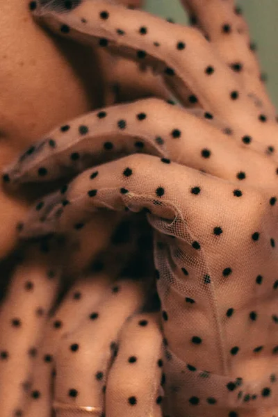 Eldivenli kadınların elleri.