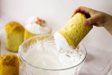 Kek, protein jölesine batırılır.