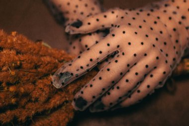 Antika eldivenler. Kadın elleri, çiçekler.