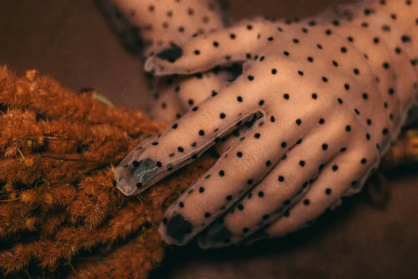 Antika eldivenler. Kadın elleri, çiçekler.