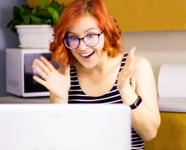 Masada dizüstü bilgisayar kullanan bir kadın.