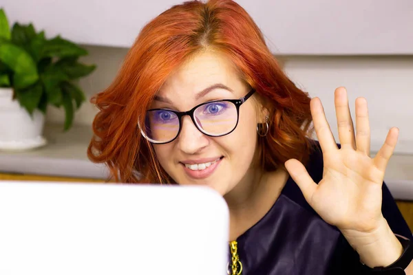 Dizüstü bilgisayarda gözlüklü bir kadın.