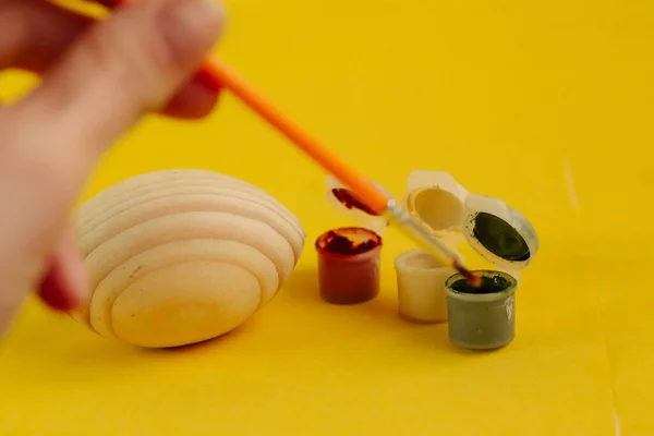 Çocuklarla yaratıcılık için ahşap yumurta