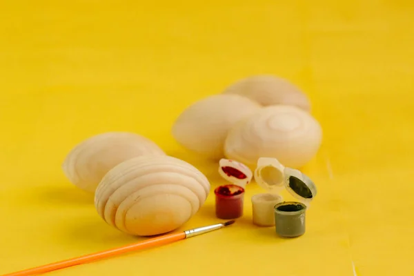 Çocuklarla yaratıcılık için ahşap yumurta