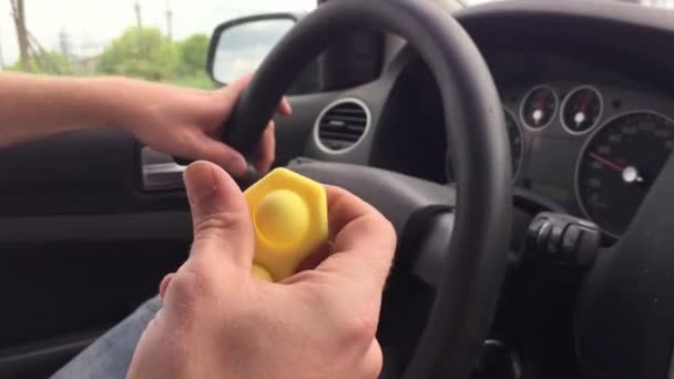 Fossette anti-stress, conducteur avec anti-stress — Video