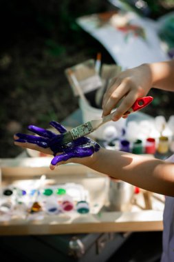 Elindeki bebek boyaları!