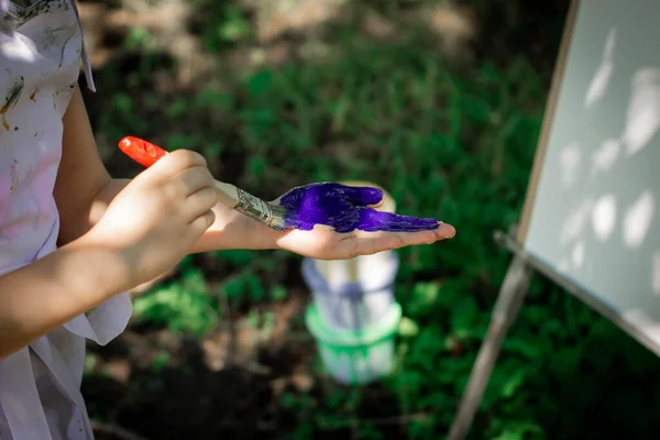 Elindeki bebek boyaları!