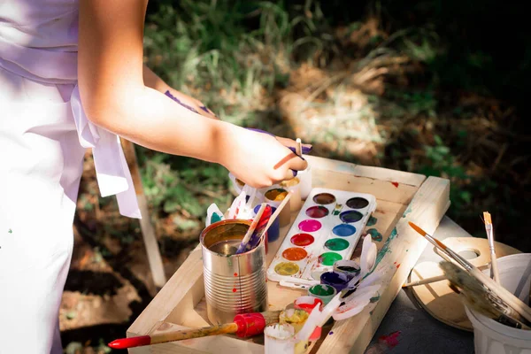 Bebek doğaya fırça çekiyor.