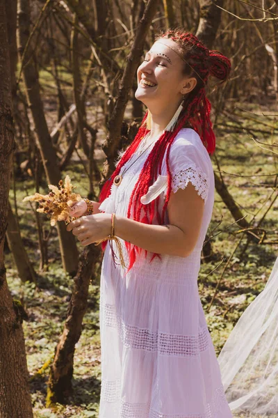 Etnik tarzda bir kız, ekoloji