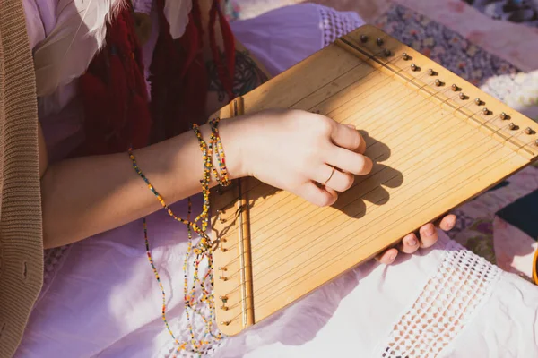 # Genç bir kız eğleniyor #