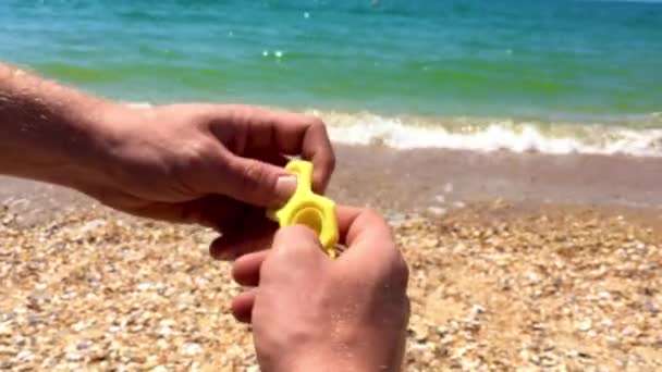 Férfiak a tengerhez. Egy férfi tart egy Simple-Dimple-t — Stock videók