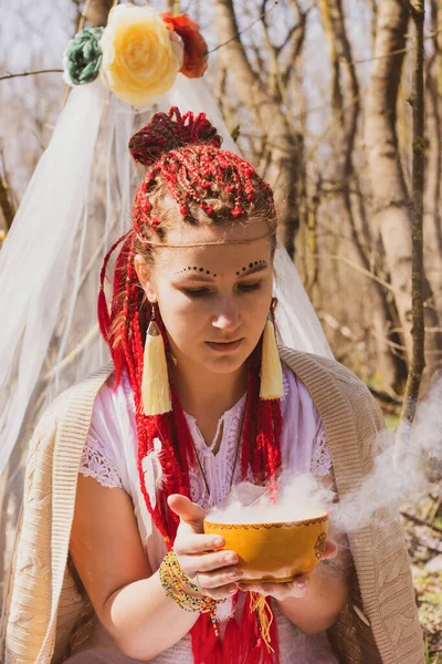 Etnik tarzda bir kız, ekoloji