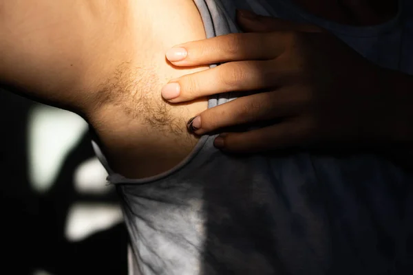 Vücut pozitifliği, saçı olan bir kızın koltuk altı.