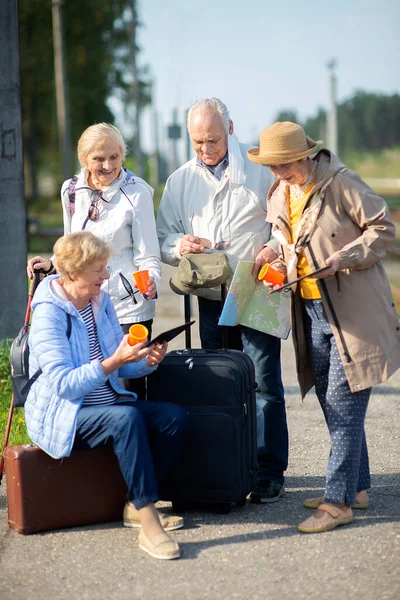 Группа Позитивных Пожилых Людей Смотрит Карту Путешествия Время Пандемии Covid — стоковое фото