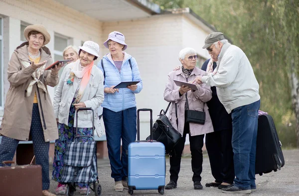 Skupina Pozitivních Seniorů Kteří Dívají Digitální Mapu Cestách Během Pandemie — Stock fotografie