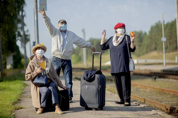 Idosos Positivos Com Máscaras Médicas Esperando Por Trem Antes Viajar — Fotografia de Stock