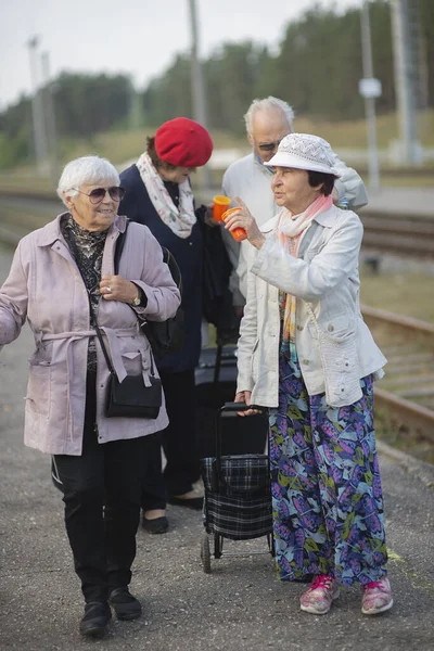 Позитивные Пожилые Люди Ожидающие Поезда Перед Поездкой Время Пандемии — стоковое фото