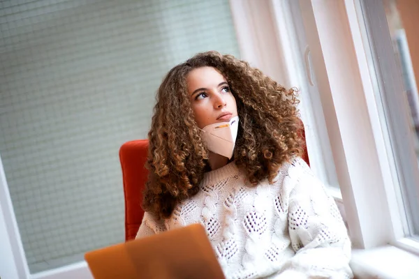 Mujer Pelo Rizado Joven Con Cara Triste Máscara Médica Utilizando — Foto de Stock