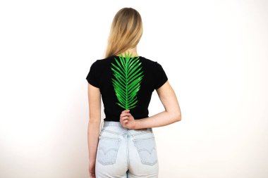 Kadın sırtında yeşil eğreltiotu, omurga ve kadın sağlığı konsepti