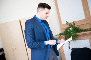 Ciddi genç iş adamı raporları. 