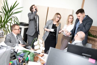 business, people, men, women, young, mature, mature, boss, modern, office, meeting, conversation, real, holding, Coffee, cup, desk, bilgisayar, indoor, professionals, work, working, executive, collaboreneur, friend, smile, group, finans uzmanları, talking, break