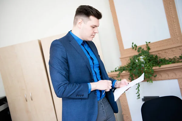 Ciddi genç iş adamı raporları. 