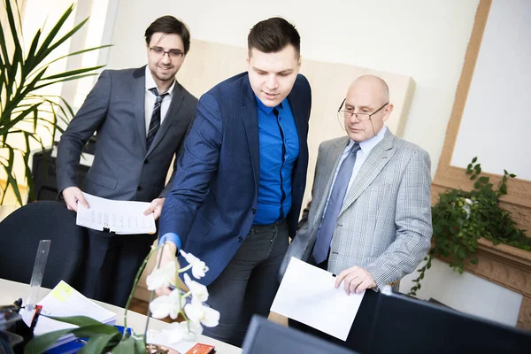 Grupp Män Möte Creative Office — Stockfoto