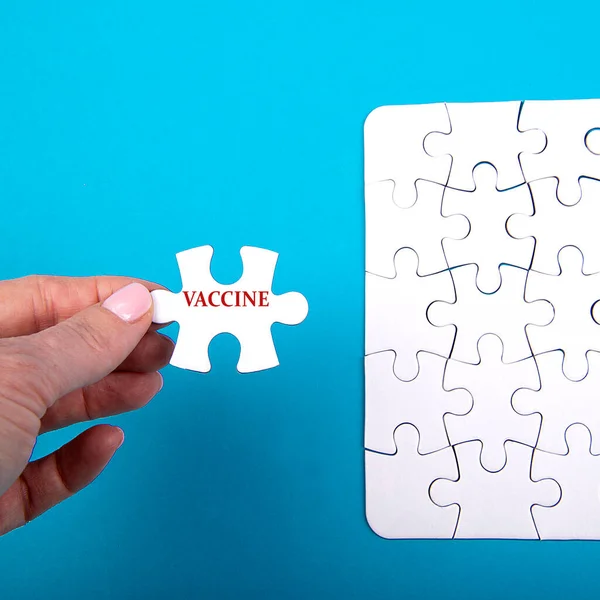 핸드는 텍스트 Vaccine Covid 퍼즐을 Covid Coronavirus — 스톡 사진