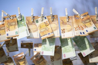 100 ve 50 Euro 'luk banknotlar kuruyor. Avrupa kağıt faturalarını yıkadım. Para aklamak için avroyu kurutmak.