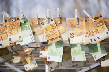 100 ve 50 Euro 'luk banknotlar kuruyor. Avrupa kağıt faturalarını yıkadım. Para aklamak için avroyu kurutmak.
