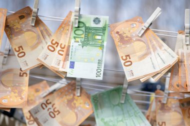 100 ve 50 Euro 'luk banknotlar kuruyor. Avrupa kağıt faturalarını yıkadım. Para aklamak için avroyu kurutmak.