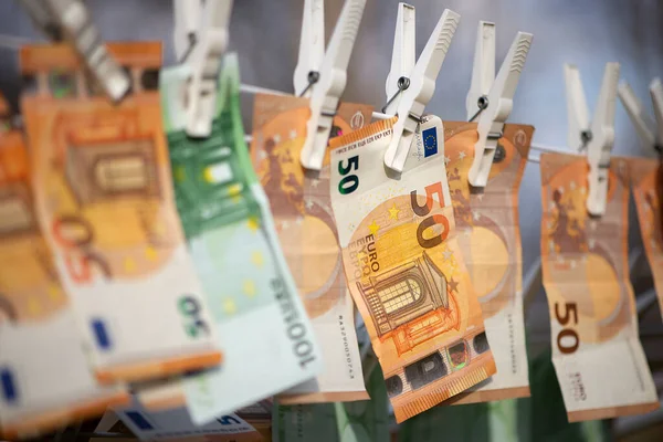 100 ve 50 Euro 'luk banknotlar kuruyor. Avrupa kağıt faturalarını yıkadım. Para aklamak için avroyu kurutmak.