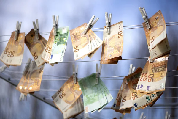 100 Och Eurosedlar Torkar Tvättade Eurosedlar Uttorkning Euron Sträng Penningtvätt — Stockfoto