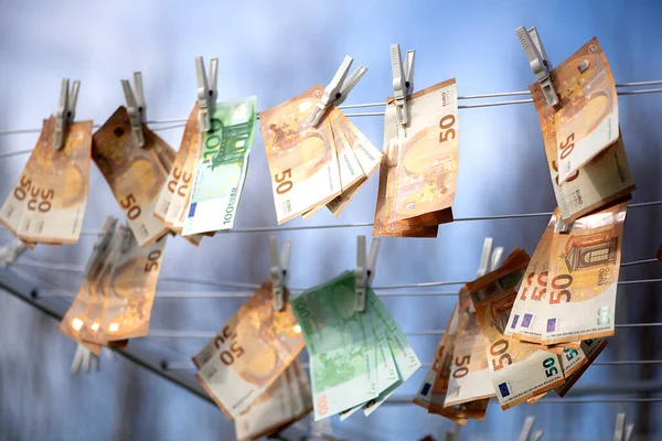 100 ve 50 Euro 'luk banknotlar kuruyor. Avrupa kağıt faturalarını yıkadım. Para aklamak için avroyu kurutmak.