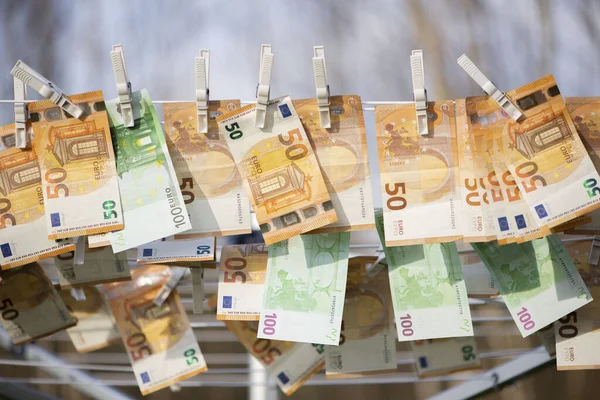 Suszenie Banknotów Euro 100 Umyte Banknoty Papierowe Suszenie Euro Sznurku — Zdjęcie stockowe