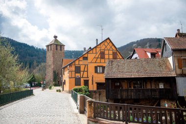 Kaysersberg, Fransa-5 Nisan 2019: Alsace 'deki tarihi yarı keresteli evler