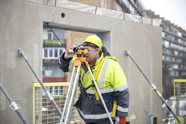 Verdadero Topógrafo Senior Que Trabaja Con Teodolito Tacheómetro Equipo Tránsito —  Fotos de Stock