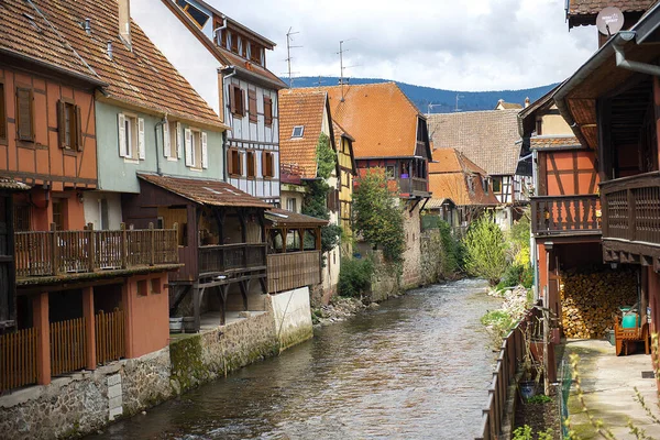 Kaysersberg, Alsace, Fransa -5 Nisan 2019: Weiss nehri eski kasabadan akıyor 