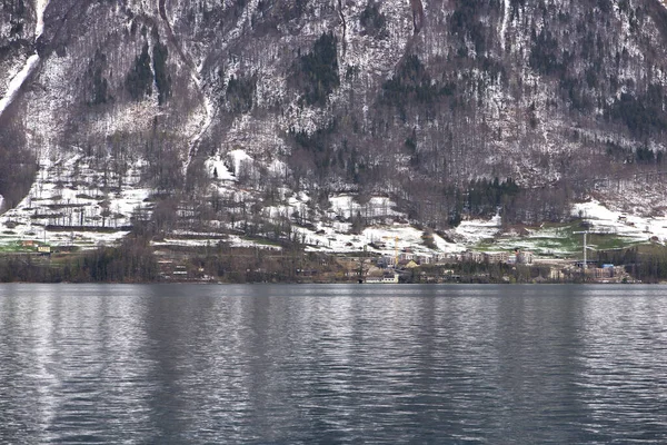 Het Traditionele Zwitserse Dorpje Iseltwald Aan Het Beroemde Brienzermeer Zwitserland — Stockfoto