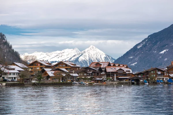 Het Traditionele Zwitserse Dorpje Iseltwald Aan Het Beroemde Brienzermeer Zwitserland — Stockfoto