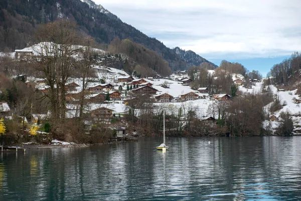 Het Traditionele Zwitserse Dorpje Iseltwald Aan Het Beroemde Brienzermeer Zwitserland — Stockfoto