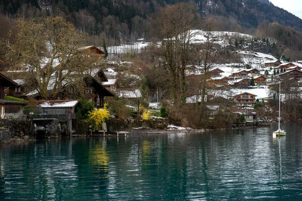 Het Traditionele Zwitserse Dorpje Iseltwald Aan Het Beroemde Brienzermeer Zwitserland — Stockfoto