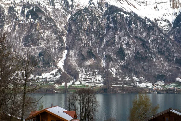 Het Traditionele Zwitserse Dorpje Iseltwald Aan Het Beroemde Brienzermeer Zwitserland — Stockfoto